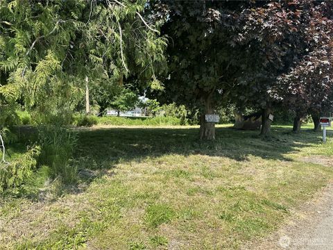 Photo of 124 Columbia Street, Sumas, WA 98295 (MLS # 2387044)