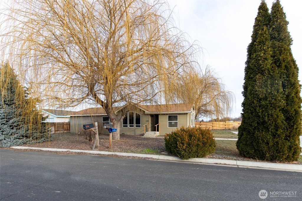 Photo of 2609 S 72nd Avenue, Yakima, WA 98903 (MLS # 2471946)