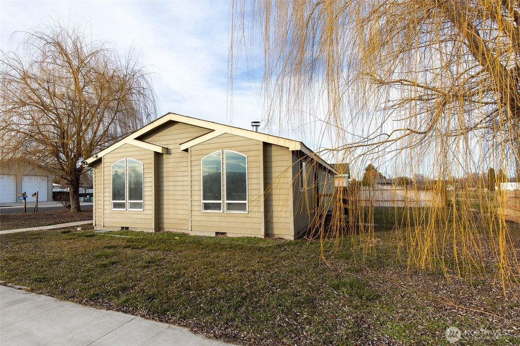 Photo of 2609 S 72nd Avenue, Yakima, WA 98903 (MLS # 2471946)