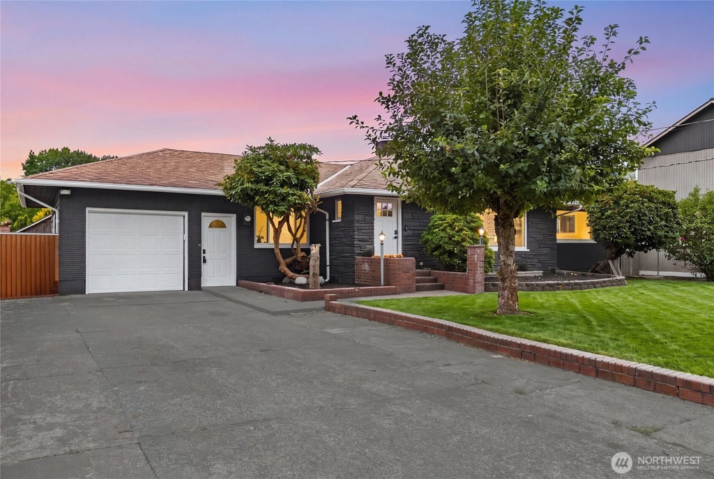 Photo of 1202 22nd Street NE, Auburn, WA 98002 (MLS # 2581604)