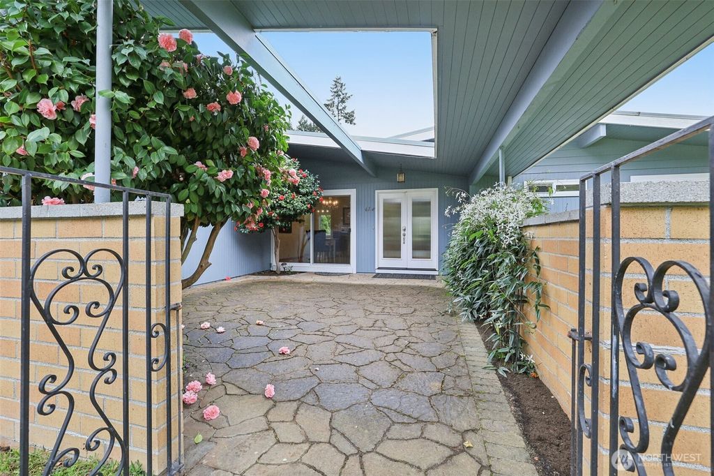 Photo of 616 109th Avenue SE, Bellevue, WA 98004 (MLS # 2494498)