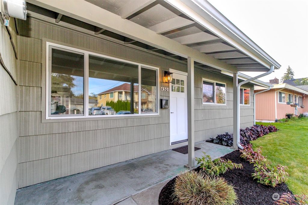 Photo of 4301 NE 10th Place, Renton, WA 98059 (MLS # 2174630)