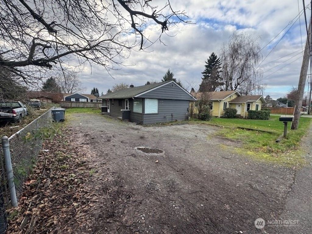 Photo of 10908 10910 Valley Avenue E, Puyallup, WA 98372 (MLS # 2466714)