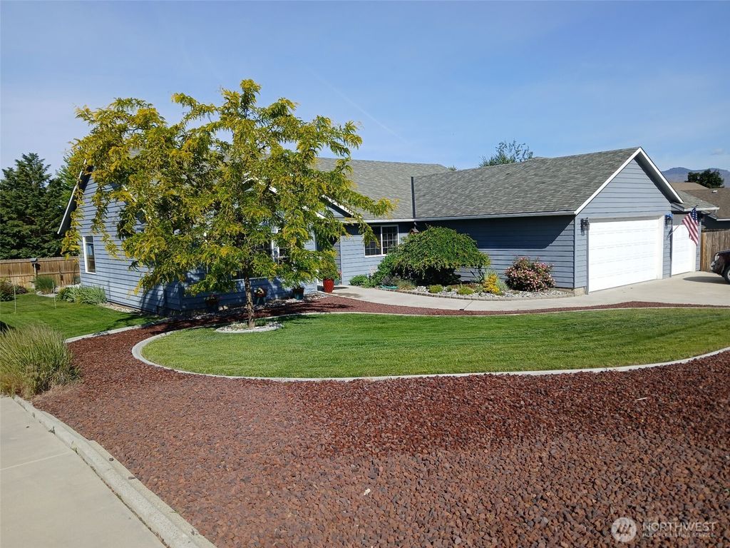 Photo of 2384 Prairie Drive, East Wenatchee, WA 98802 (MLS # 2527941)