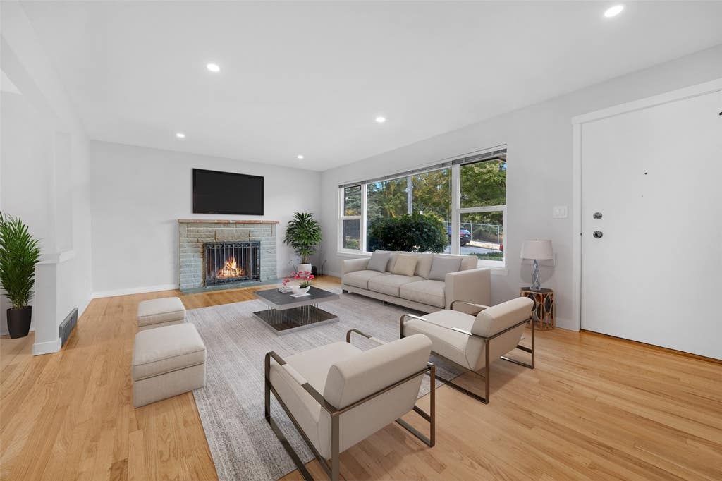 Photo of 3811 SW 105th Street, Seattle, WA 98146 (MLS # 2570059)