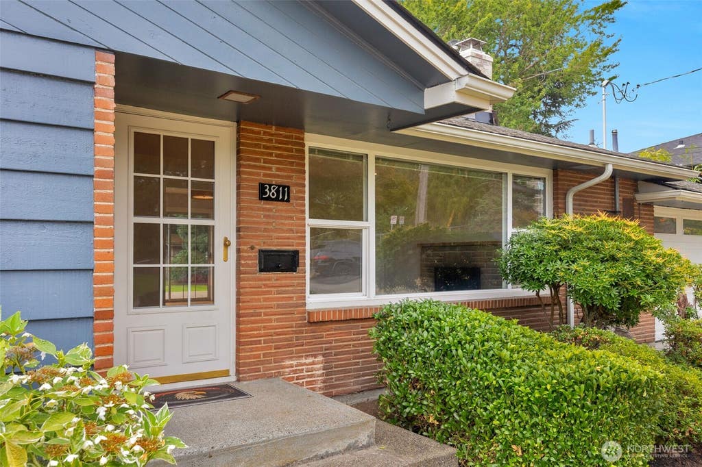 Photo of 3811 SW 105th Street, Seattle, WA 98146 (MLS # 2570059)