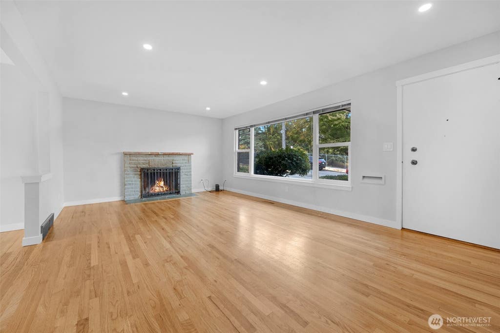 Photo of 3811 SW 105th Street, Seattle, WA 98146 (MLS # 2570059)