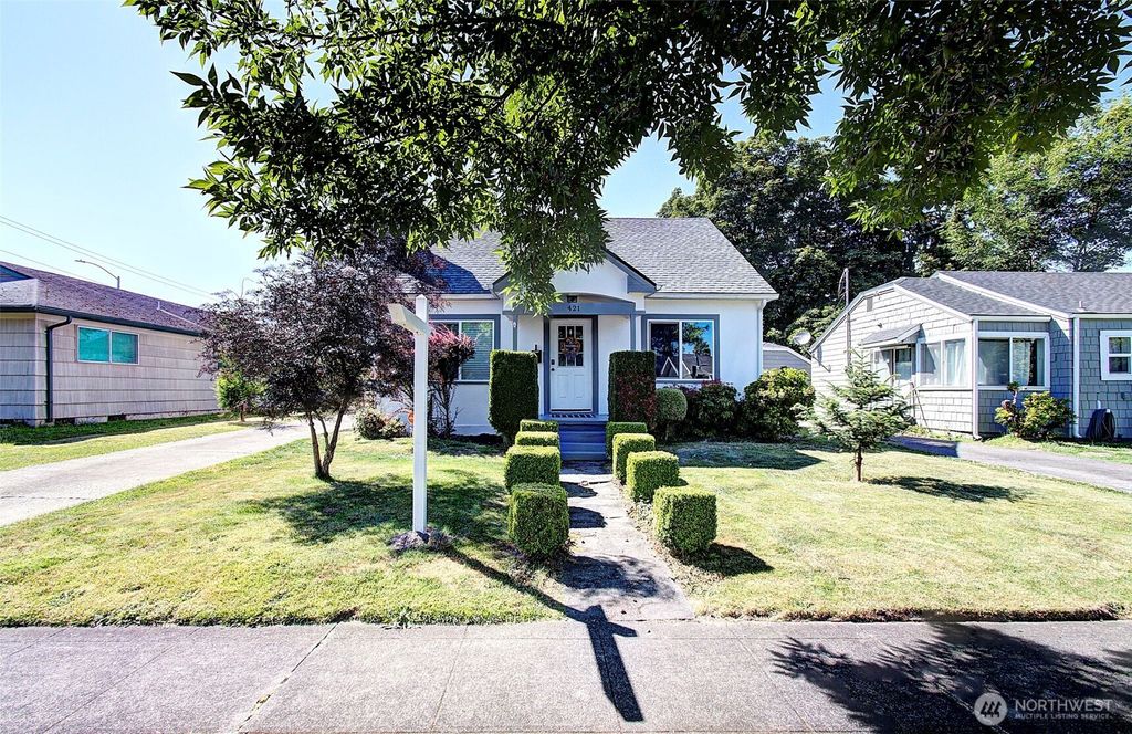 Photo of 421 24th Avenue, Longview, WA 98632 (MLS # 2465803)