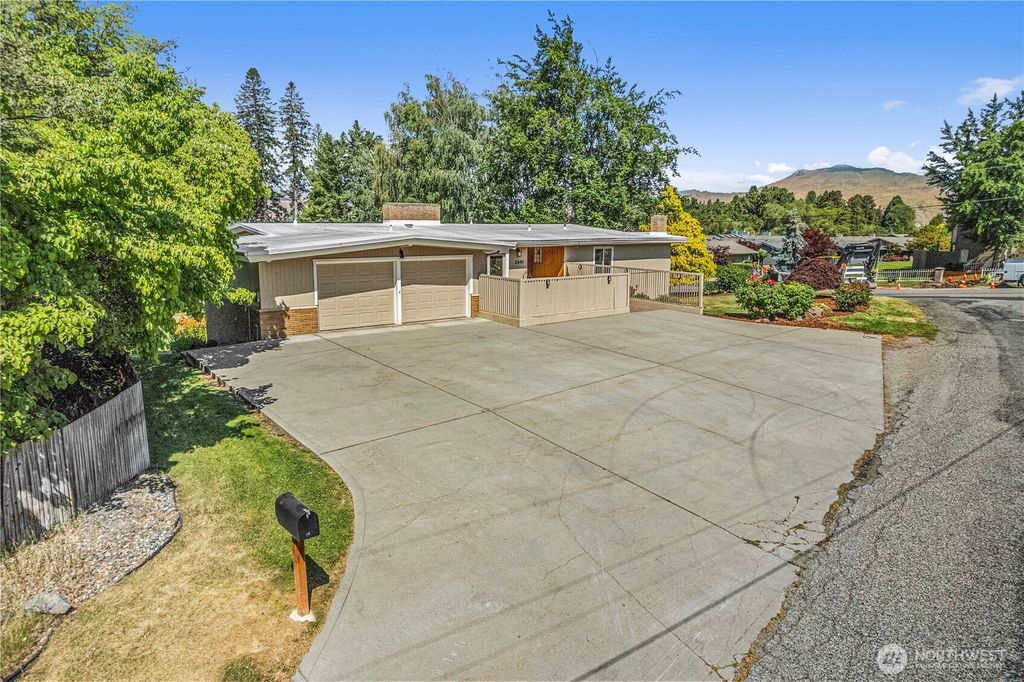 Photo of 1840 Country Club Drive, East Wenatchee, WA 98802 (MLS # 2496181)