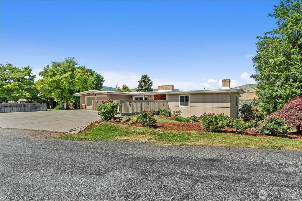 Photo of 1840 Country Club Drive, East Wenatchee, WA 98802 (MLS # 2496181)