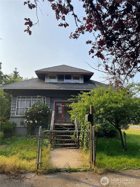 Photo of 906 Maple Street, Hoquiam, WA 98550 (MLS # 2561128)