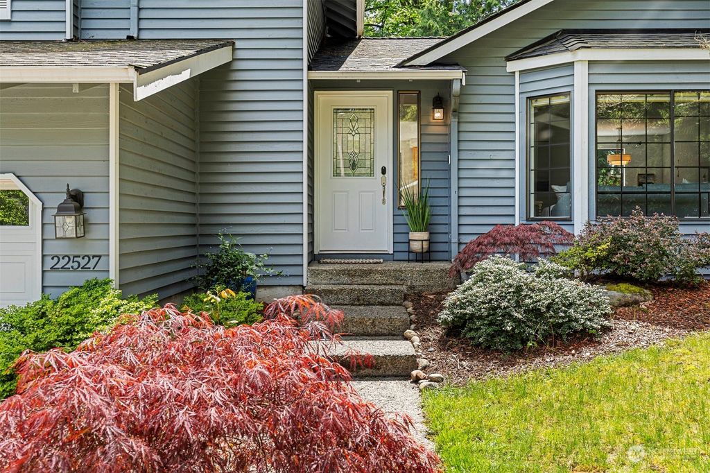 Photo of 22527 NE 12th Place, Sammamish, WA 98074 (MLS # 2235005)