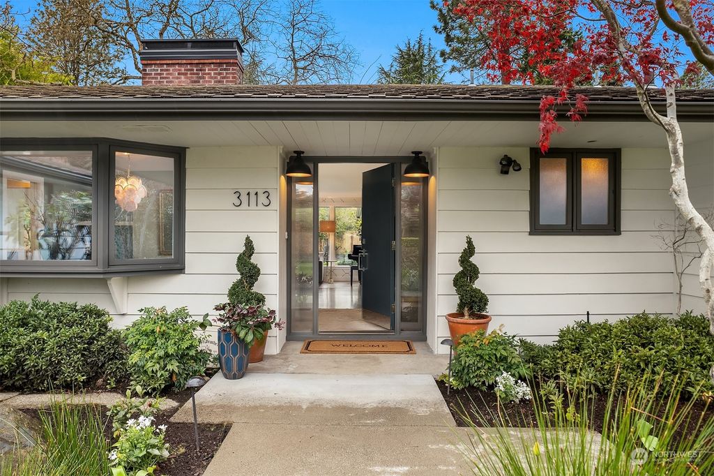 Photo of 3113 Hunts Point Road, Hunts Point, WA 98004 (MLS # 2058762)