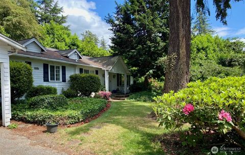 Photo of 9100 Lake Washington Boulevard NE, Bellevue, WA 98004 (MLS # 2530811)