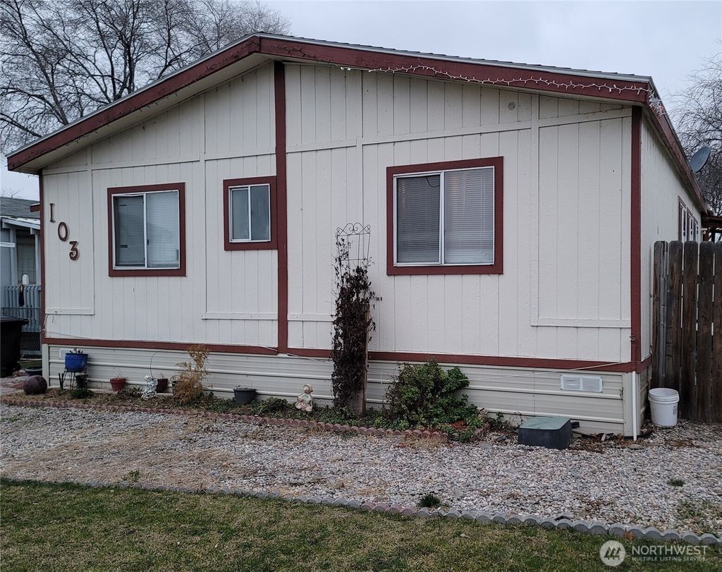 Photo of 3010 W Peninsula Drive #103, Moses Lake, WA 98837 (MLS # 2471205)