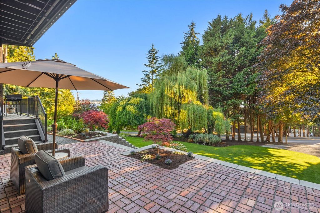 Photo of 11637 72nd Place NE, Kirkland, WA 98034 (MLS # 2406728)
