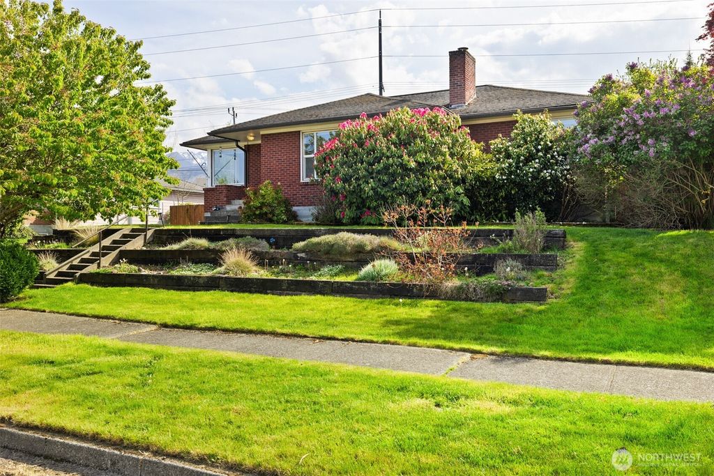 Photo of 126 W 14th Street, Port Angeles, WA 98362 (MLS # 2525879)