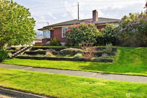 Photo of 126 W 14th Street, Port Angeles, WA 98362 (MLS # 2525879)