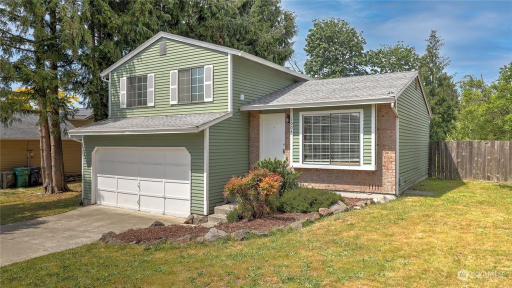 Photo of 1004 SW 316th Place, Federal Way, WA 98023 (MLS # 2076527)