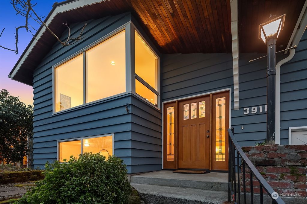 Photo of 3911 NE 100th Street, Seattle, WA 98125 (MLS # 2320822)