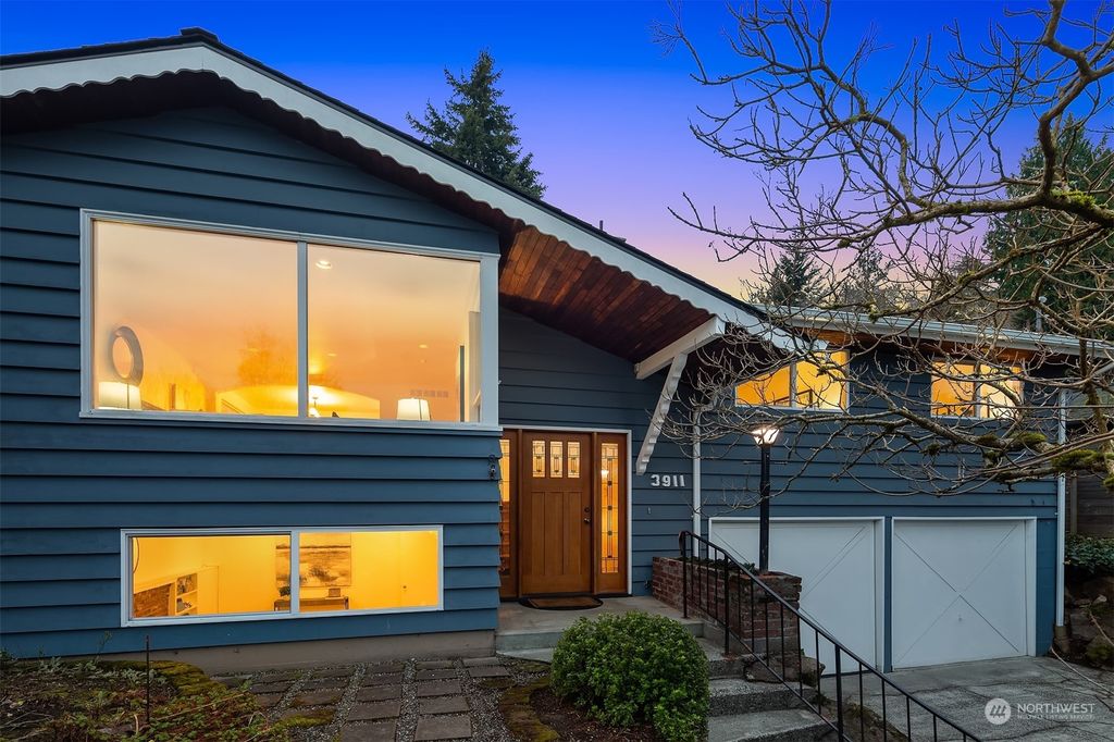 Photo of 3911 NE 100th Street, Seattle, WA 98125 (MLS # 2320822)