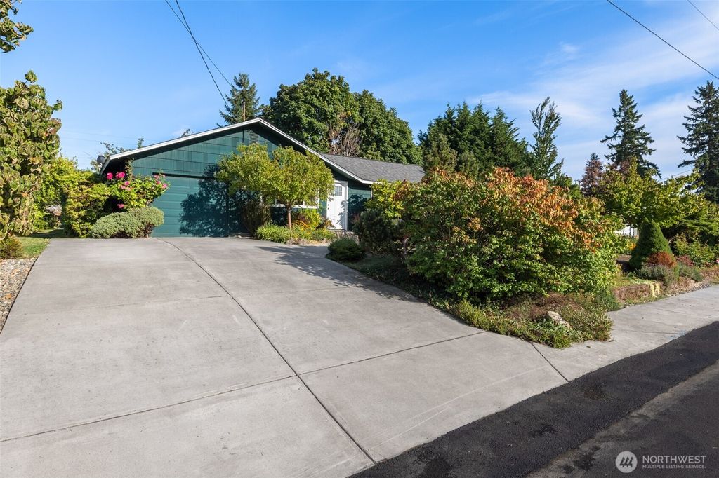 Photo of 1300 Queen Avenue NE, Renton, WA 98056 (MLS # 2431405)