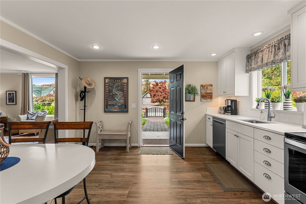 Photo of 122 E Allen Avenue, Chelan, WA 98816 (MLS # 2586568)