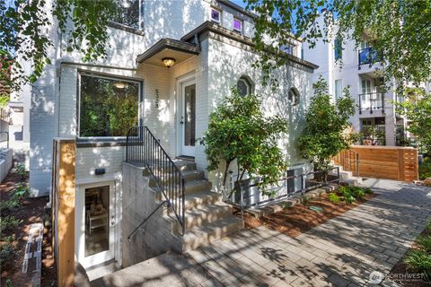 Photo of 530 12th Avenue E, Seattle, WA 98102 (MLS # 2436291)