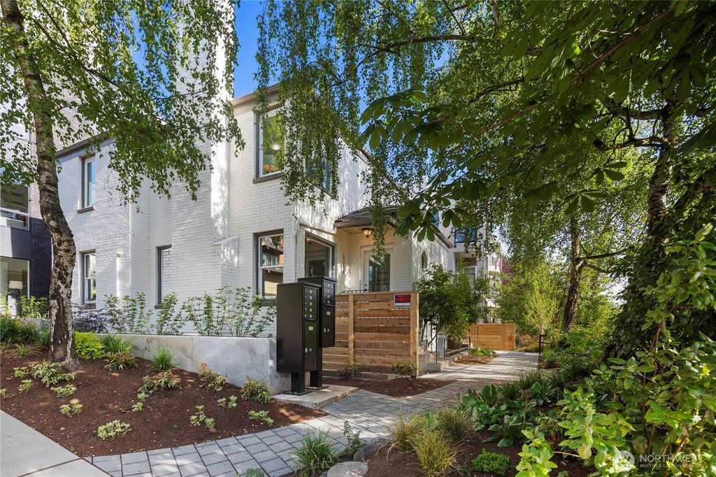 Photo of 530 12th Avenue E, Seattle, WA 98102 (MLS # 2436291)