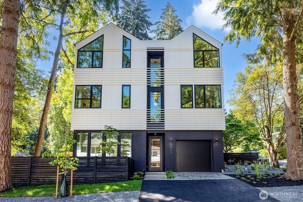 Photo of 2011 NE 123rd Street, Seattle, WA 98125 (MLS # 2572389)