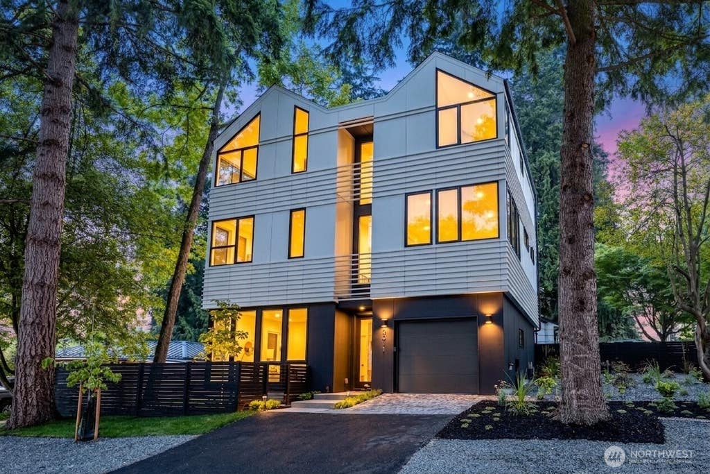 Photo of 2011 NE 123rd Street, Seattle, WA 98125 (MLS # 2572389)