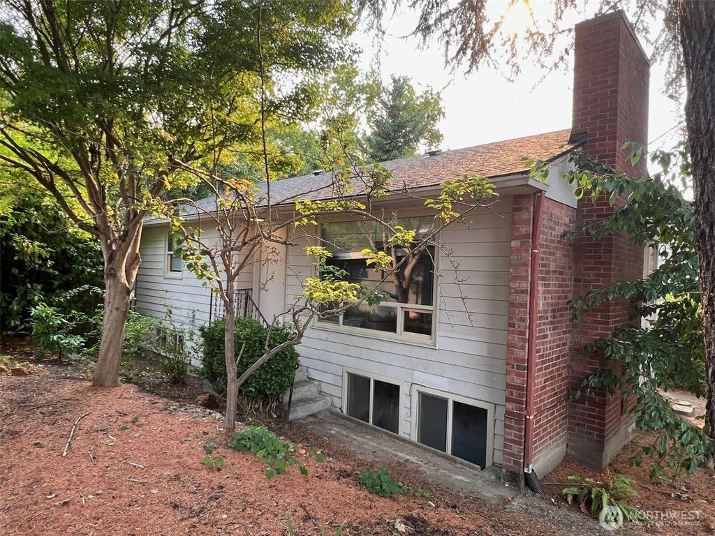 Photo of 4053 NE 55th Street, Seattle, WA 98105 (MLS # 2433922)