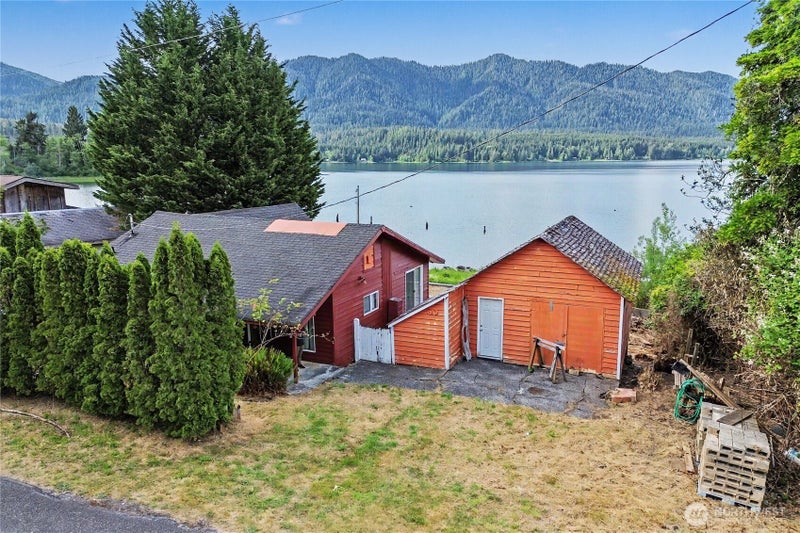 60 Lake Drive N