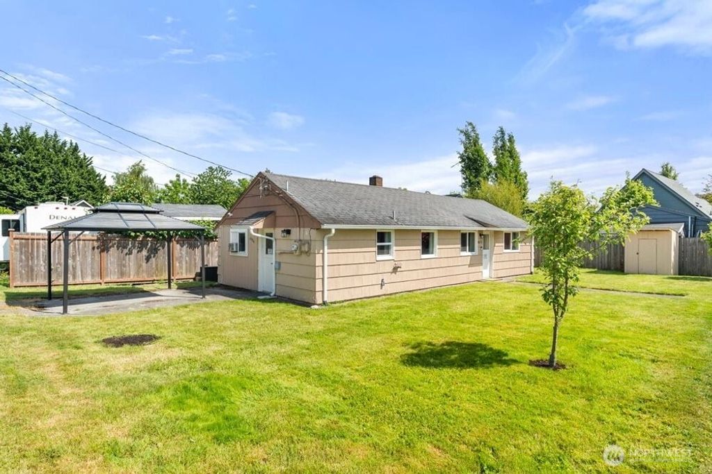 Photo of 805 1/2 4TH Avenue SW, Puyallup, WA 98371 (MLS # 2522463)