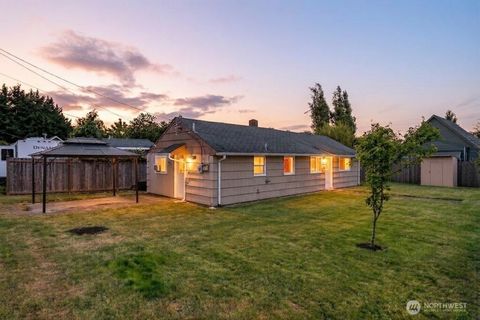 Photo of 805 1/2 4TH Avenue SW, Puyallup, WA 98371 (MLS # 2522463)