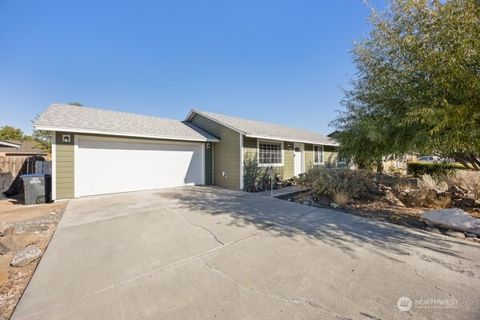 Photo of 1001 E Hayden Drive, Moses Lake, WA 98837 (MLS # 2447509)