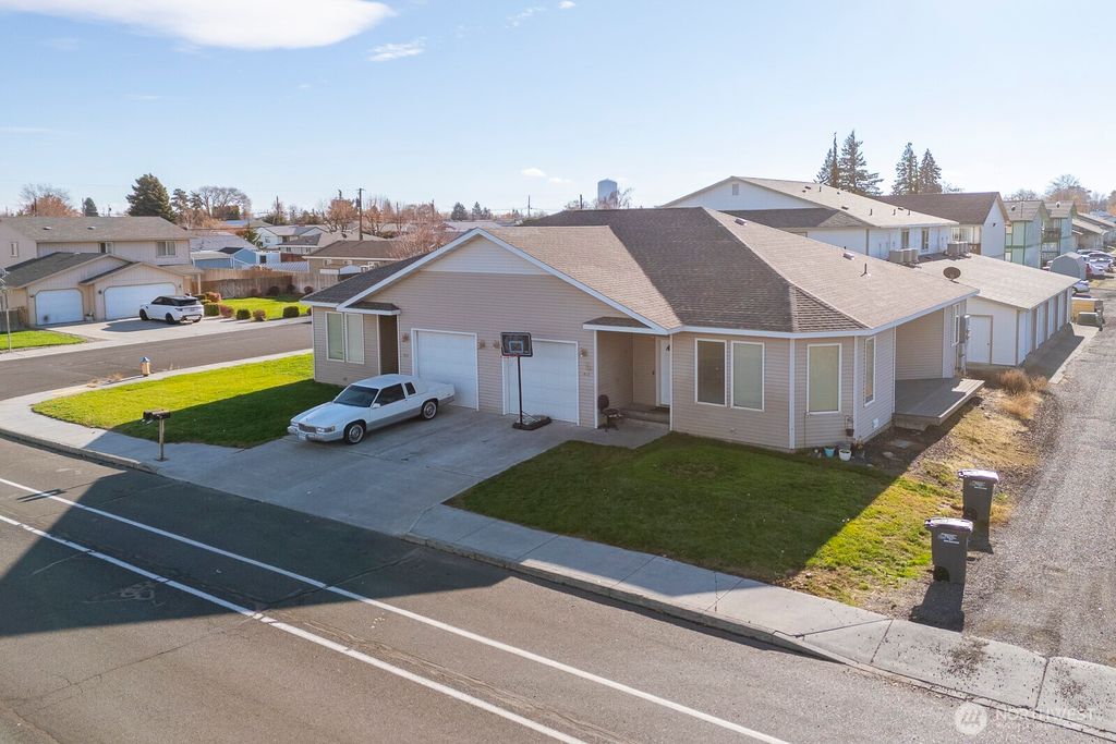 Photo of 410 /412 NE 3rd Avenue, Ephrata, WA 98823 (MLS # 2457401)