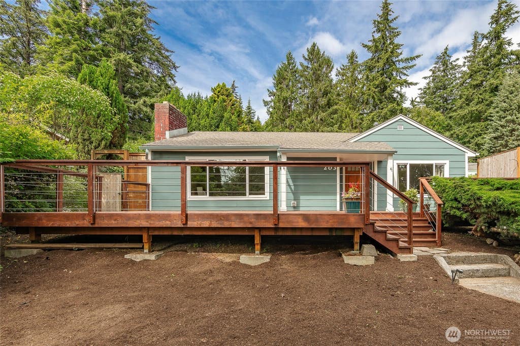 Photo of 203 N 34th Street, Bellingham, WA 98225 (MLS # 2552555)