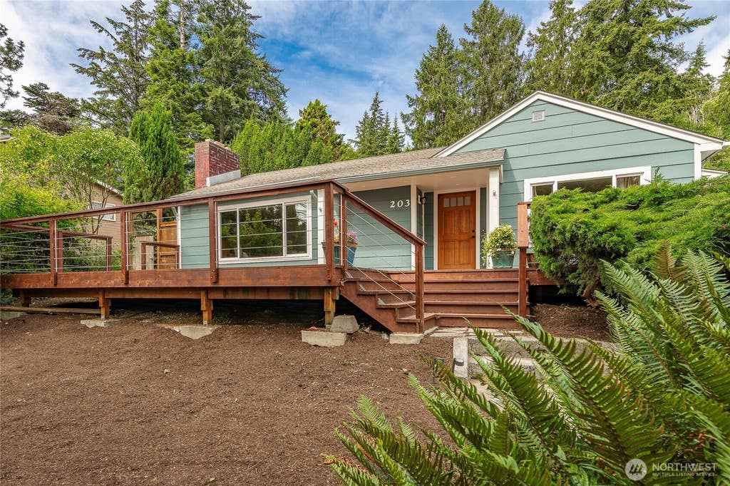 Photo of 203 N 34th Street, Bellingham, WA 98225 (MLS # 2552555)