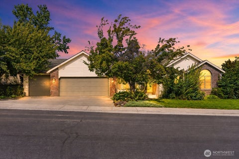 Photo of 102 View Meadows Court, Richland, WA 99352 (MLS # 2581410)