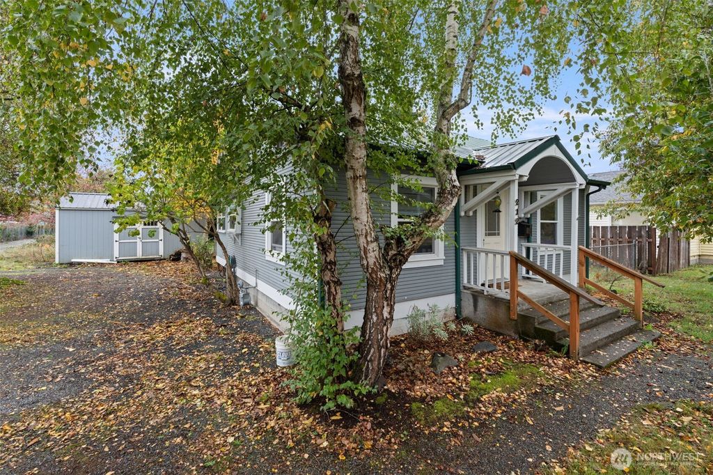 Photo of 212 W 6th Street, Centralia, WA 98531 (MLS # 2517190)