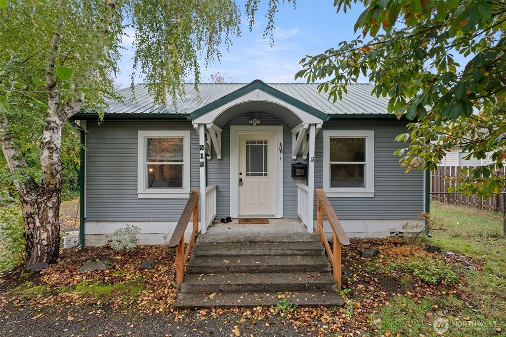 Photo of 212 W 6th Street, Centralia, WA 98531 (MLS # 2517190)