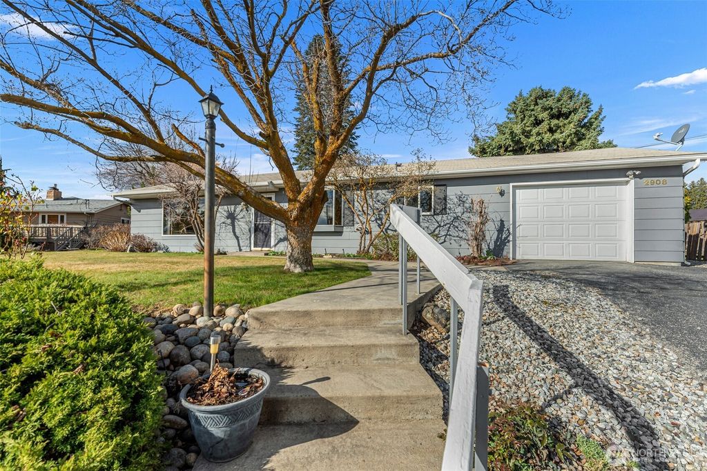 Photo of 2908 Alvista Place, Wenatchee, WA 98801 (MLS # 2495297)