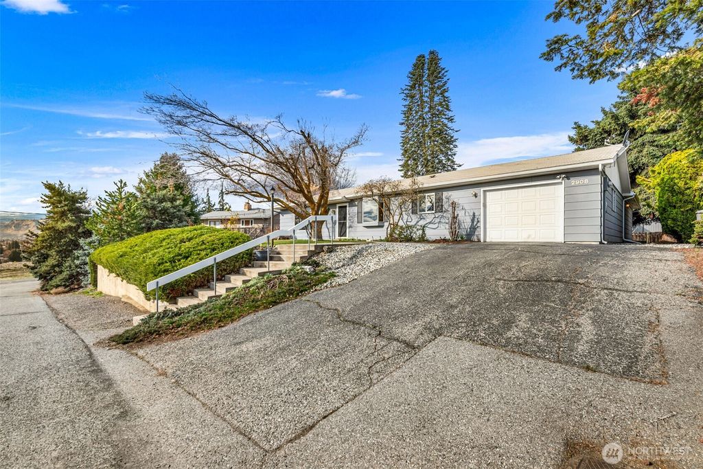 Photo of 2908 Alvista Place, Wenatchee, WA 98801 (MLS # 2495297)