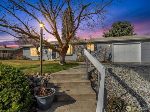 Photo of 2908 Alvista Place, Wenatchee, WA 98801 (MLS # 2495297)