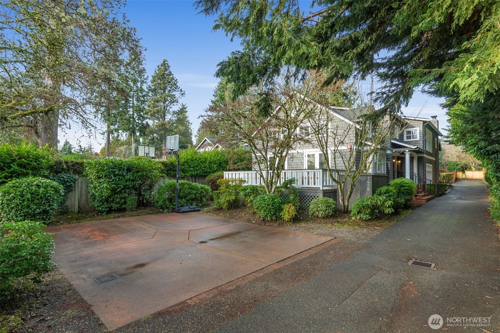 Photo of 7626 NE 8th Street, Medina, WA 98039 (MLS # 2542238)