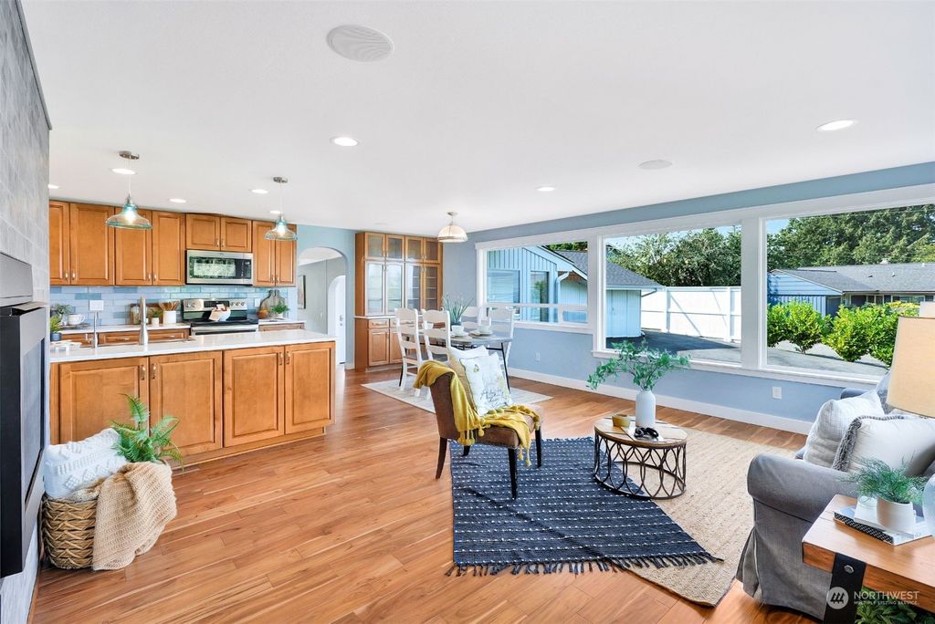 Photo of 5126 Seaview Way, Everett, WA 98203 (MLS # 2154391)