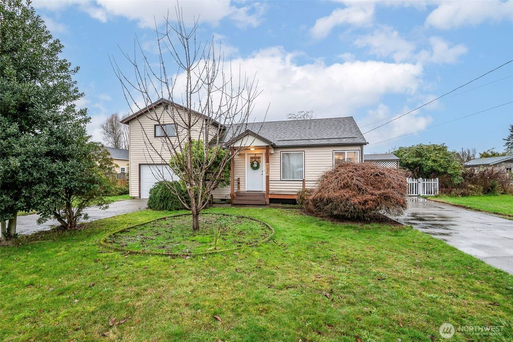 Photo of 728 15th Street NW, Puyallup, WA 98371 (MLS # 2459247)