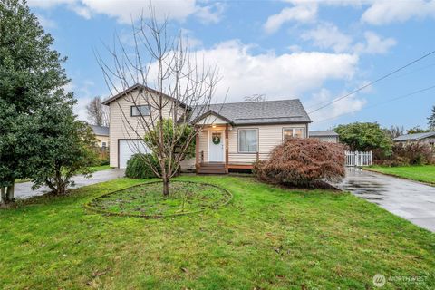 Photo of 728 15th Street NW, Puyallup, WA 98371 (MLS # 2459247)