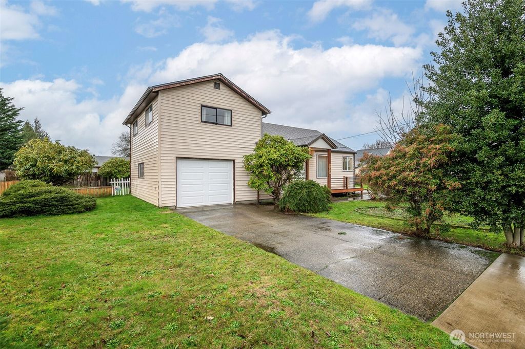 Photo of 728 15th Street NW, Puyallup, WA 98371 (MLS # 2459247)
